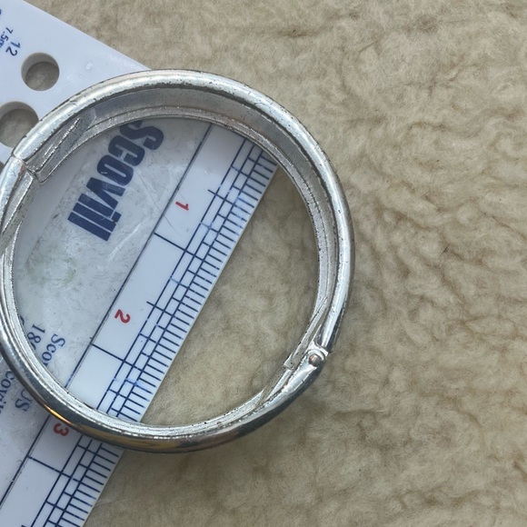 Hinged bangles -2 pcs (black/silver & cream/gold) - Picture 3 of 3